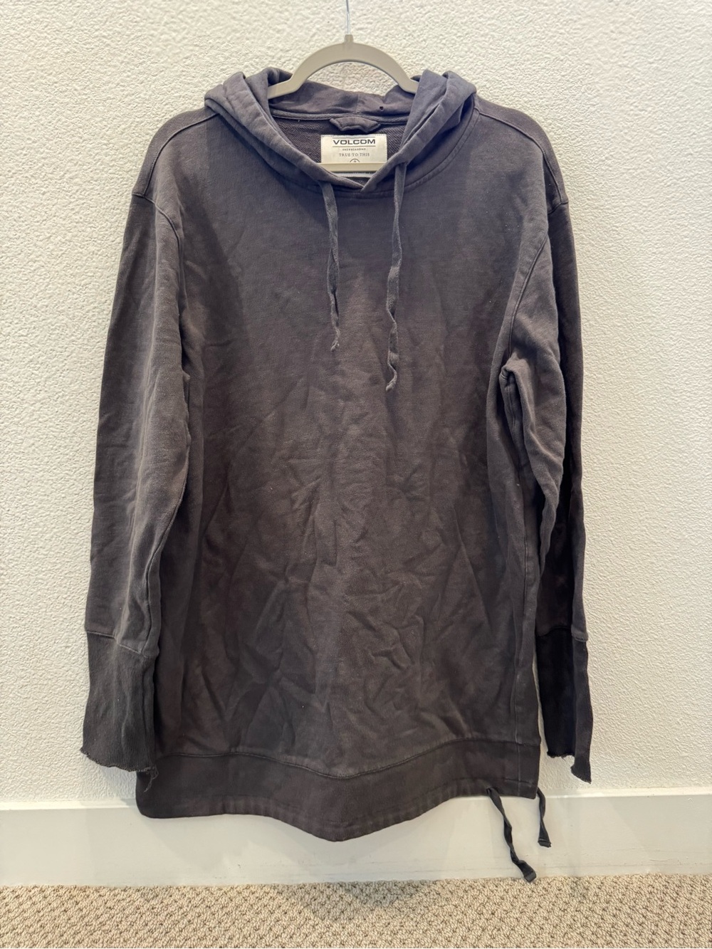 Volcom pullover hoodie w/ a vintage washed finish & extended ribbed cuffs.